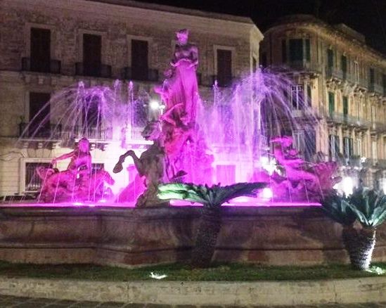Siracusa aderisce alla Giornata delle malattie infiammatorie croniche intestinali, la Fontana di Diana diventa viola