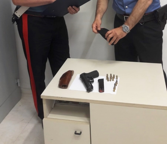 Siracusa, tra i mobili di casa un pistola e cartucce: arrestato commerciante