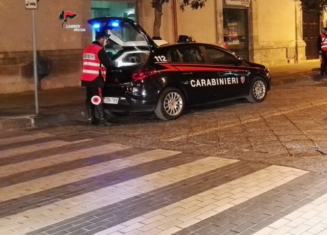 Siracusa, furto stanotte in bar di Viale Teracati: arrestati 2 catanesi