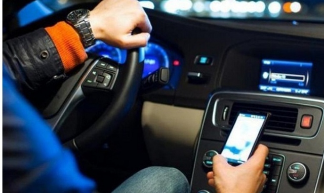 Siracusa, controlli su strada ad aprile: 52 violazioni sull'uso del telefonino alla guida