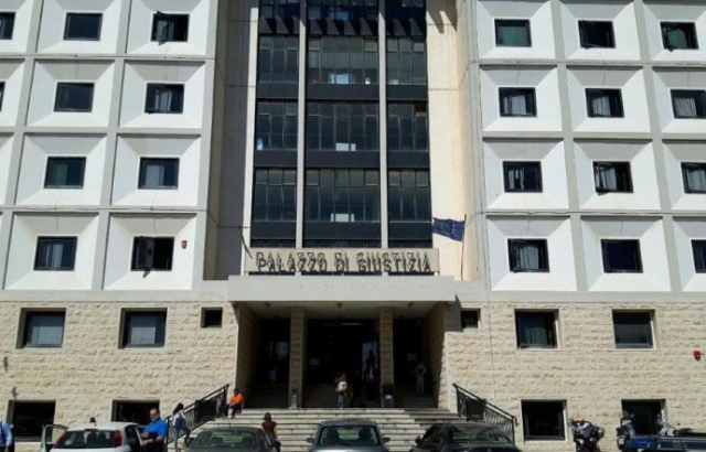 Siracusa, in udienza di separazione dalla moglie armato di coltello: fermato all'ingresso del Tribunale