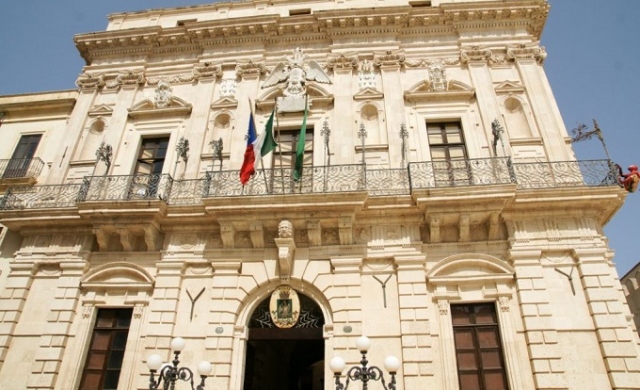 Siracusa, raffica di aumenti: dai parcheggi al trasporto scolastico e all'utilizzo dei siti comunali