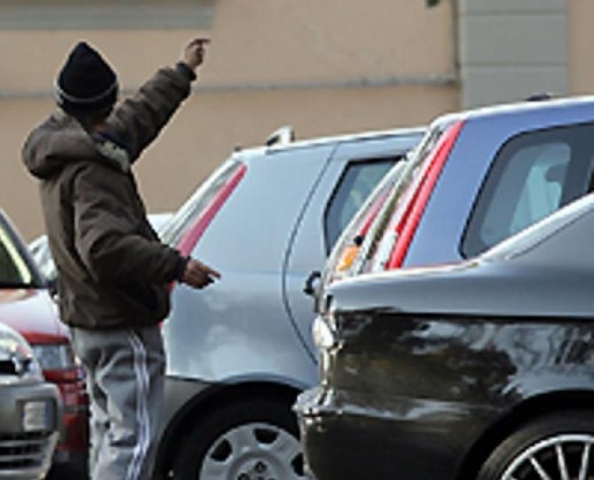 Siracusa, chiede soldi per fare parcheggiare auto: al rifiuto danneggia mezzo, denunciato