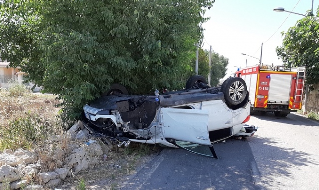 Siracusa, incidente autonomo alla Pizzuta: auto si ribalta e finisce contro il muretto laterale