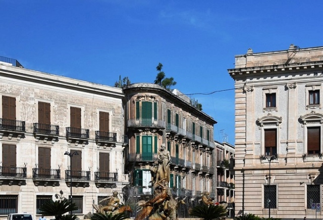 Siracusa, cambia la viabilità in Piazza Archimede: chiusi alla circolazione veicolare più punti