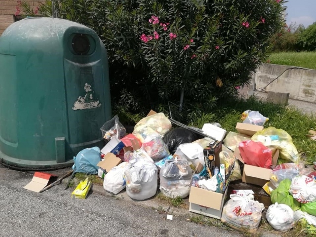 4548681_1818_rifiuti_abbandonati