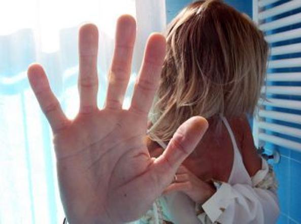 Augusta, tenta di strangolare la moglie e la minaccia: denunciato