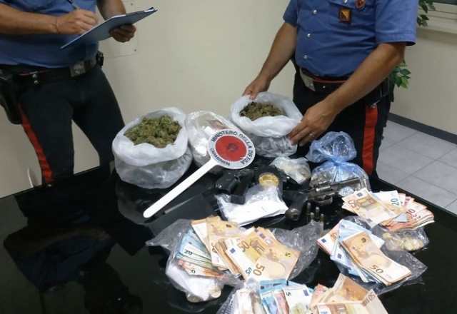 Siracusa, armi e droga in casa a Mazzarrona: arrestato 47enne