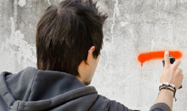 Siracusa, frasi oscene su un muro: denunciato un 55enne