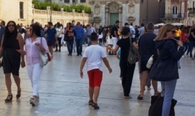 Siracusa, Polizia turistica: in un mese e mezzo 5 denunce e 7 verbali a guide turistiche abusive