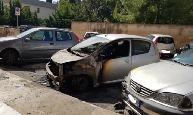 Siracusa, ancora un incendio d'auto in via Francesco Guardi: è allarme