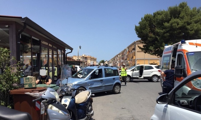 Siracusa, incidente in via Alessandro Specchi: auto sfonda vetrata di una panineria