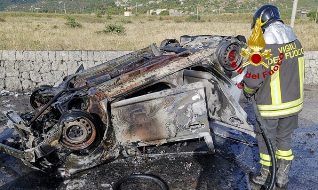 Mellili, auto si ribalta e prende fuoco: illesi gli occupanti