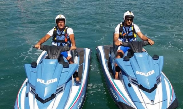 Siracusa, Polizia in mare per controllare coste e bagnanti