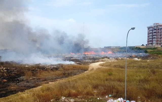 Siracusa, a fuoco una zona di campagna in via Santi Amato: l'incendio si è esteso velocemente