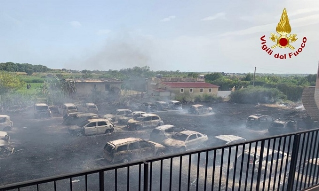 Noto, incendio nel parcheggio di Eloro: distrutte oltre 50 auto