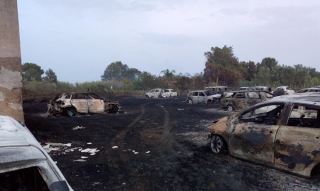 Noto, incendio nel parcheggio di Eloro: 38 auto in cenere. Le fiamme partite dall'esterno del terreno