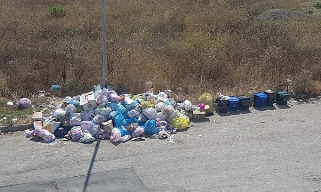 Siracusa, l'imprinting del cassonetto: rifiuti abbandonati dove prima c'erano i cassoni verdi