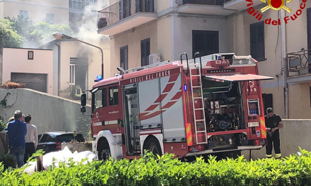 Siracusa, abitazione in fiamme in viale Teracati per un barbecue rimasto acceso