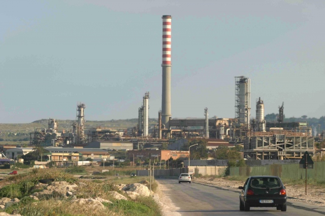 Siracusa, miasmi industriali: Cavallaro scrive al presidente Musumeci "La politica deve vigilare"