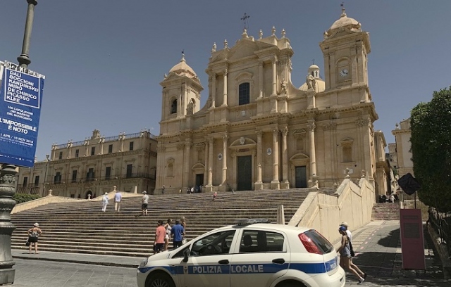 Noto, controlli antiabusivismo in centro: sequestrati alcuni volatili