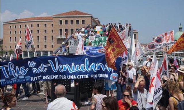 Venezia, 8.000 persone sfilano contro le navi da crociera in laguna