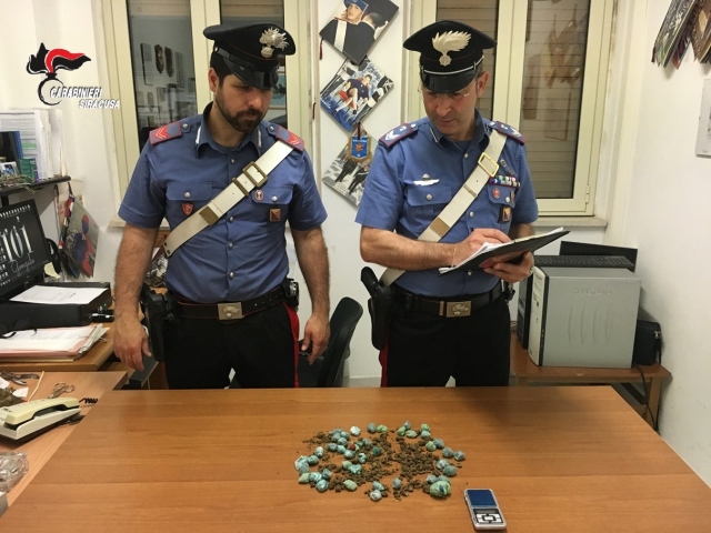 Augusta, sorpreso a cedere dosi di marijuana: arrestato 22enne
