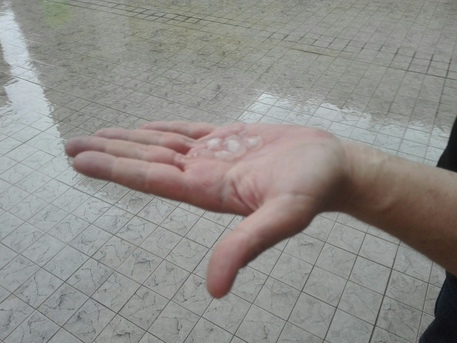 Nubifragio a Milano e nell'hinterland: ha anche grandinato