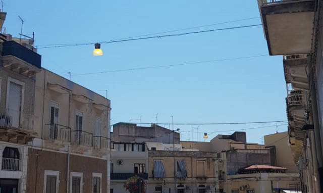 Siracusa, illuminazione pubblica accesa in pieno giorno nella zona di Piazza della Vittoria