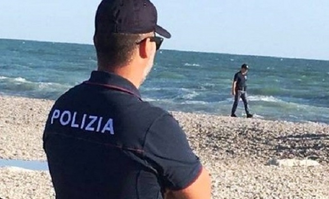 Siracusa, ambulante abusivo in spiaggia a Fontane Bianche: denunciato