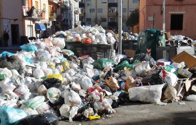 Siracusa, sospesa raccolta indifferenziata: non sarà possibile neanche svuotare i cassonetti e bonificare discariche