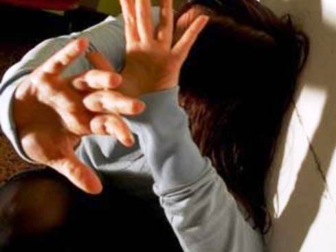 Siracusa, maltratta la madre: 19enne finisce in carcere
