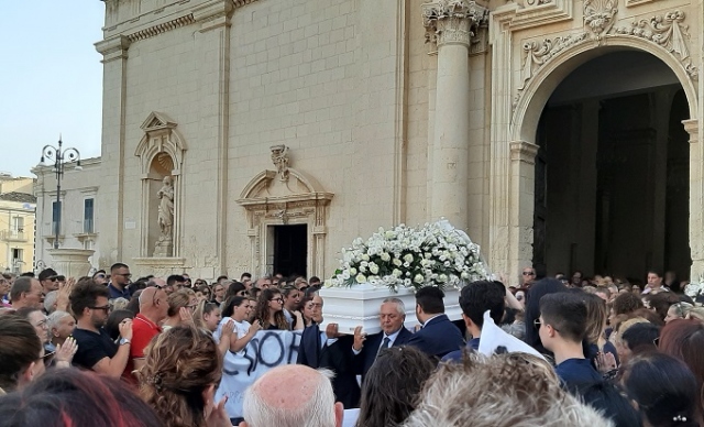 Avola dà l'ultimo addio a Roberta Racioppo, Chiesa Madre gremita