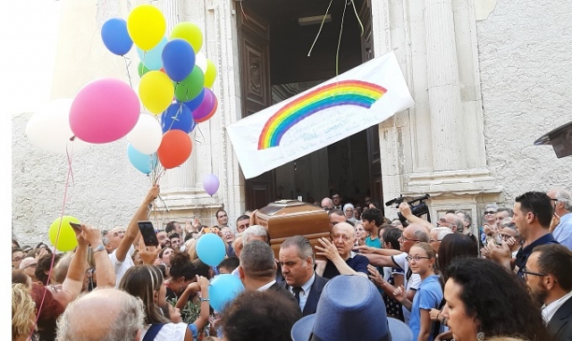 Siracusa, oggi i funerali di padre Giuseppe Lombardo: chiesa gremita