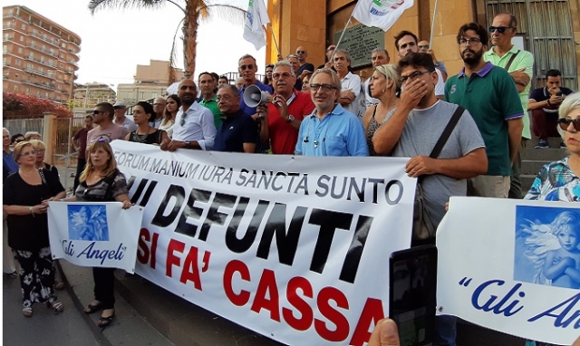 Rinnovo concessione loculi, Siracusa scende in piazza contro la delibera della giunta: "Non fate cassa sui defunti"