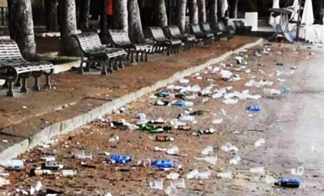 Siracusa, gesti di inciviltà quotidiana: la Marina sommersa di spazzatura