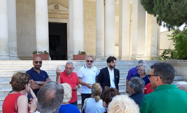 Rinnovo loculi: Siracusa Protagonista manifesta davanti al Cimitero, Forza Italia chiede il ritiro dell'avviso pubblico