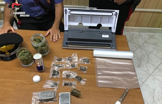 Rosolini, hashish e marijuana in casa: arrestato 24enne per spaccio