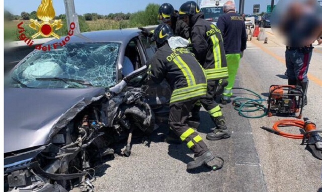 Siracusa, incidente al casello di Cassibile: conducente incastrato nell'auto