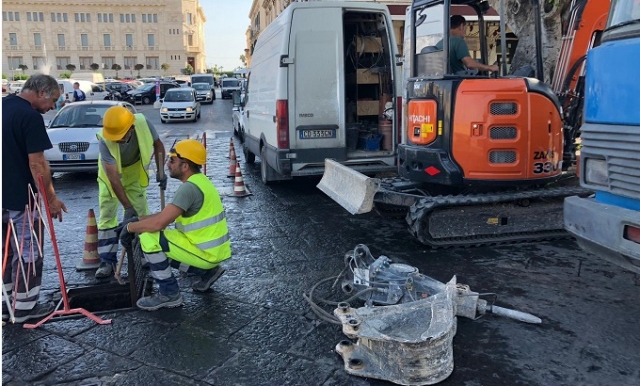Siracusa, rottura di una tubazione idrica in Piazza Pancali: pressione bassa in Ortigia