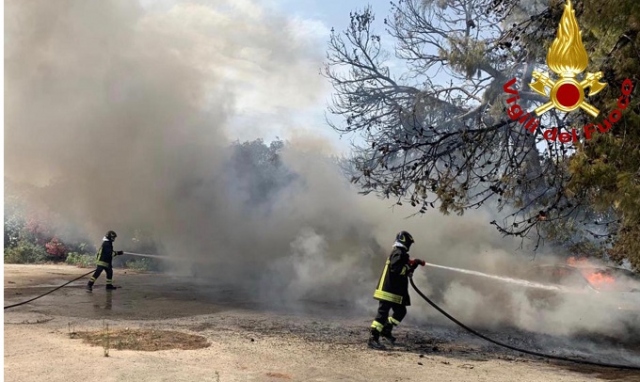 Incendi, la giornata da incubo dei Vigili del fuoco tra Priolo, Melilli e Augusta. IL VIDEO