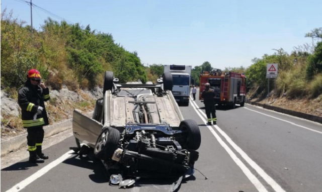 Incidente sulla Ss 287 Palazzolo-Noto, auto cappottata: estratto il conducente, ha riportato ferite lievi