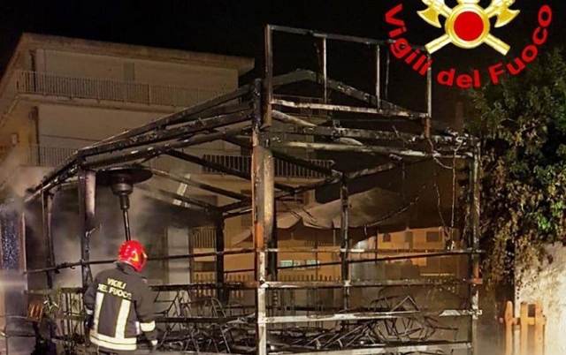 Priolo Gargallo, a fuoco un chiosco durante la scorsa notte