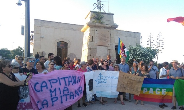 Siracusa, caso Sea Watch 3: la manifestazione a favore di Carola Rackete e quella pro Guardia di Finanza. VIDEOINTERVISTE