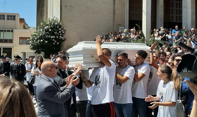 Siracusa, l'ultimo straziante addio a Paolo Munafò: i funerali al Sacro Cuore.