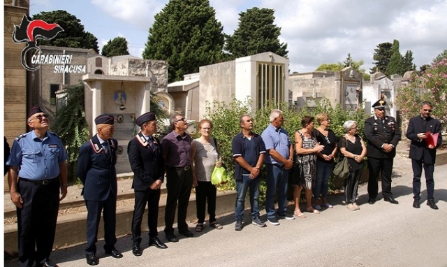 Siracusa, corona di fiori sulla tomba del carabiniere Salvatore Scala