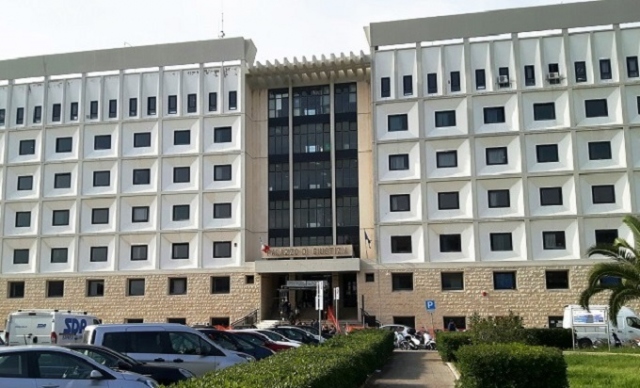 Siracusa, in Tribunale con un coltello a serramanico: denunciato