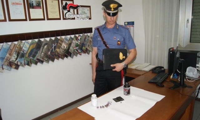 Canicattini Bagni, droga tra le pietre di un muretto a secco: arrestati in due