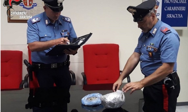 Siracusa, trasportava in auto mezzo chilo di marijuana: arrestato