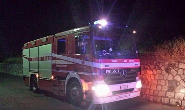 Siracusa, appiccato il fuoco a materiale di risulta in istituto scolastico in disuso